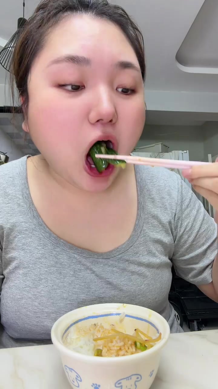 东北女人做晚间饭：这个沸腾虾片你就吃去吧！嘎嘎下饭！麻辣过瘾老好吃了！