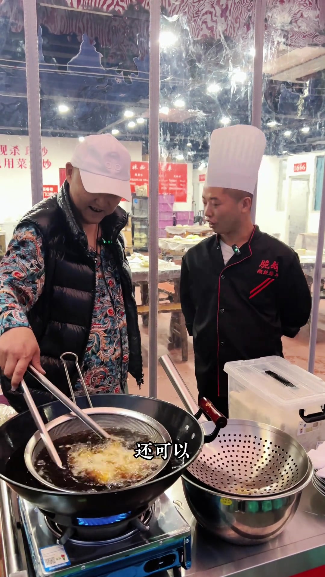 当厨师长，不仅要管热菜房，凉菜房也是要看一眼的