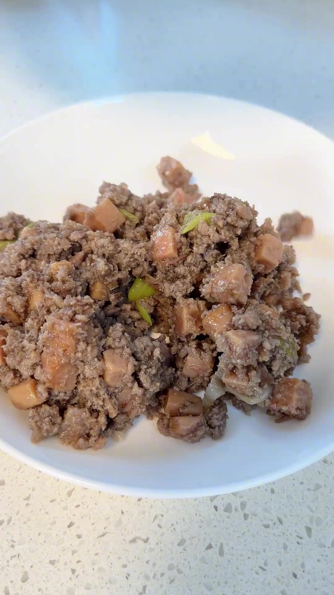 土豆泥拌饭口感沙沙糯糯，卖相一般却香到让人一口入魂！