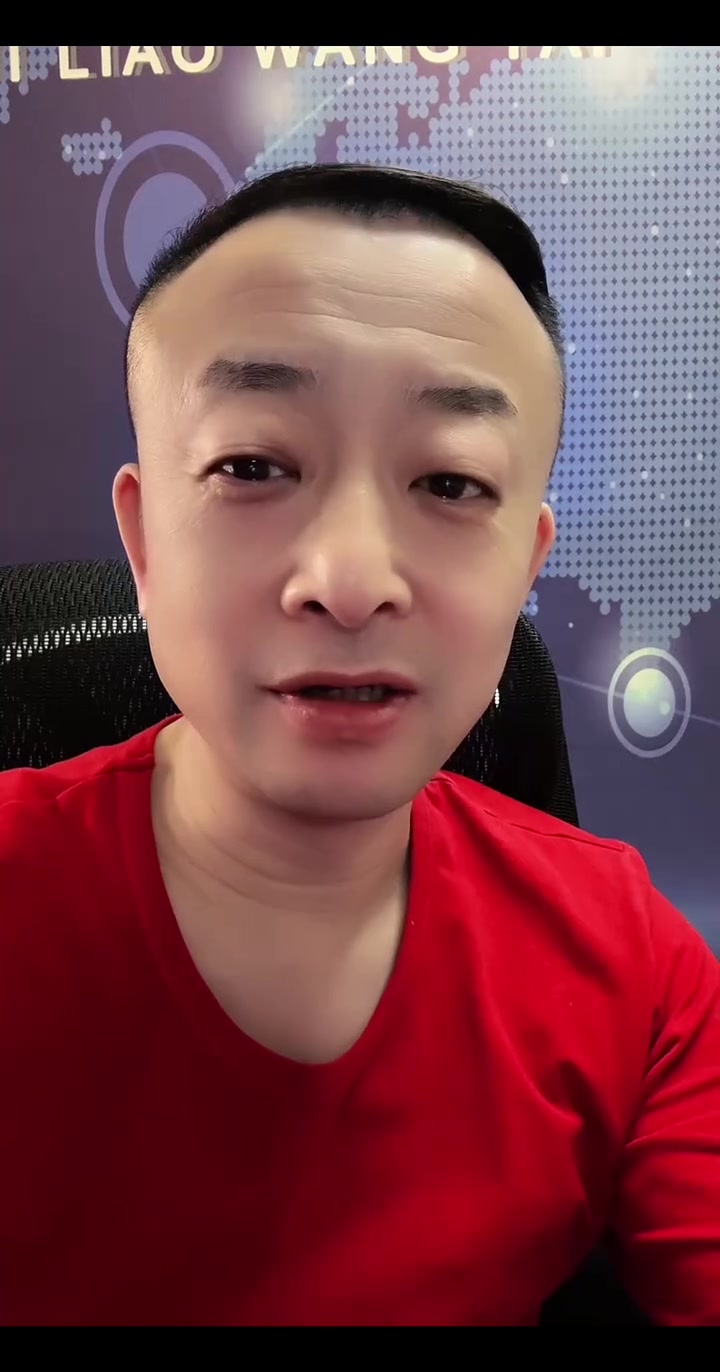 大公鸡吃虫子