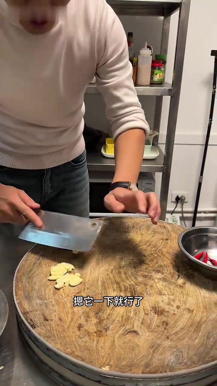 在家做手撕包菜，这样做不出水