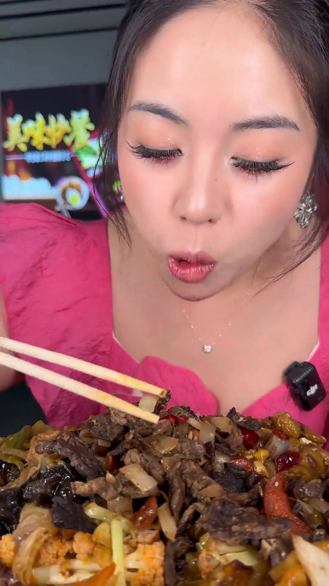 十二块钱的东北盒饭，有二十多种菜