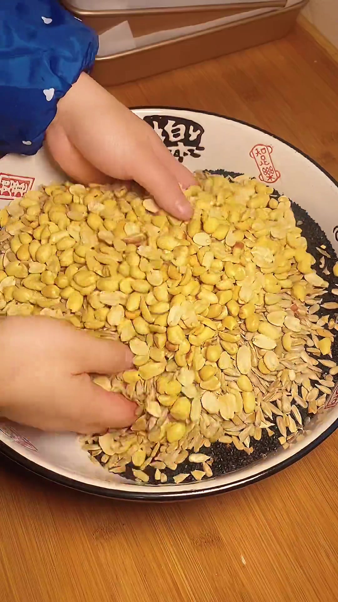 老妈爱吃甜,做了黑芝麻糖寄回去给她尝
