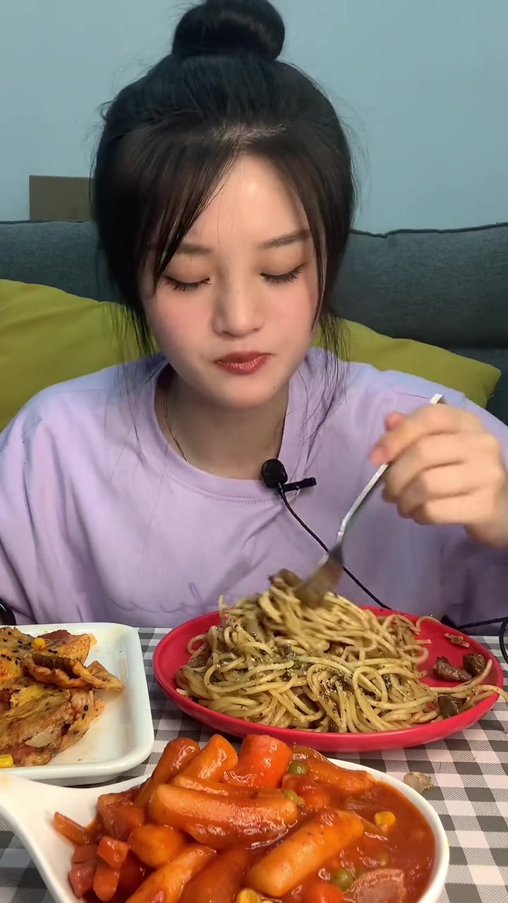 哇哦～，章鱼小丸子，料也太多了叭，芝士烤冷面，好好吃