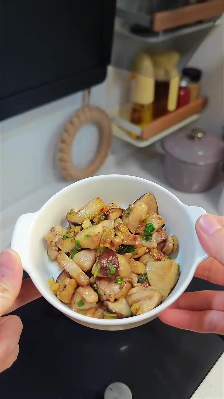 一人食「小饭量星人的精致餐盘法则」今日食谱：主菜：香菇滑鸡&副菜：清炒黄豆芽&汤品：上汤菠