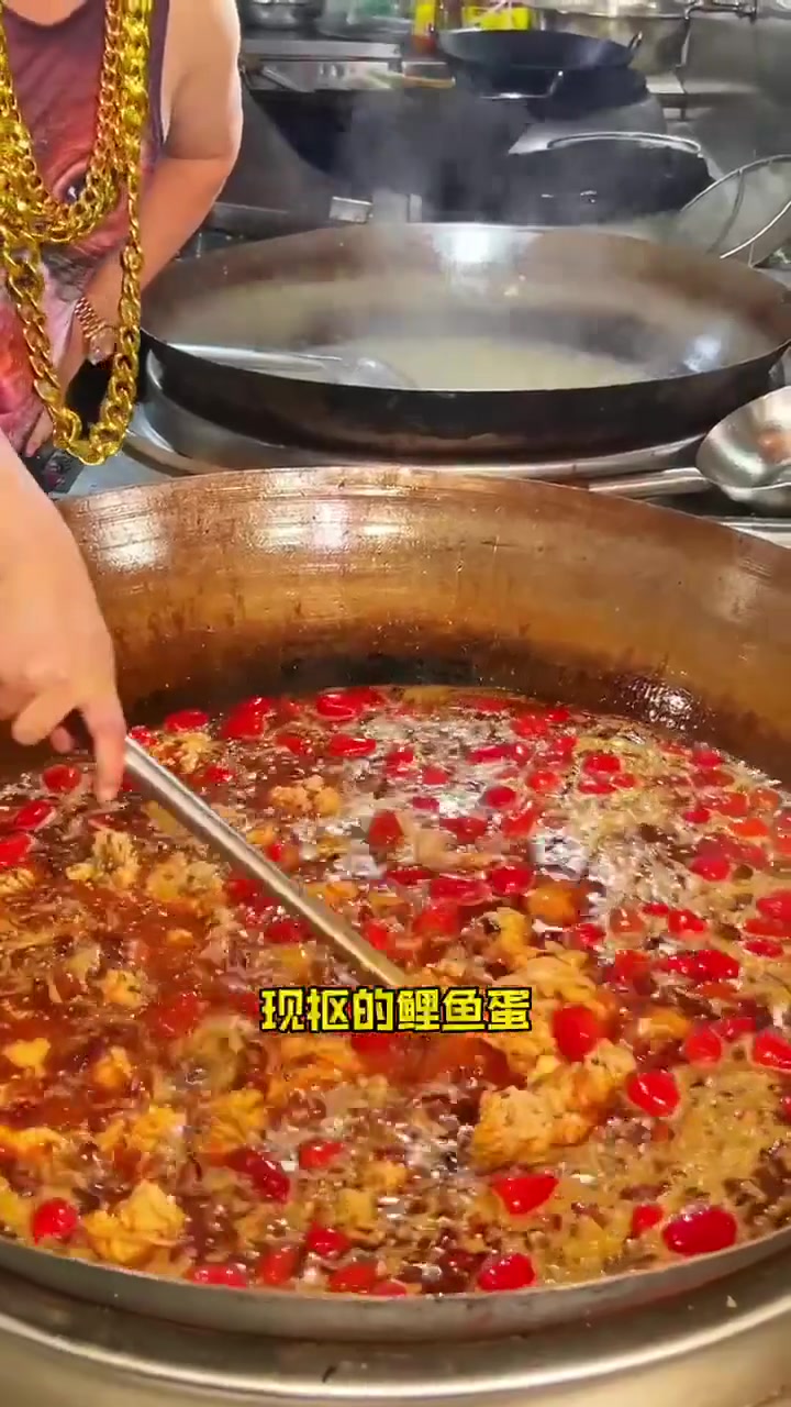 他就是重庆人都熟悉的“卖鱼蛋的老龚”
