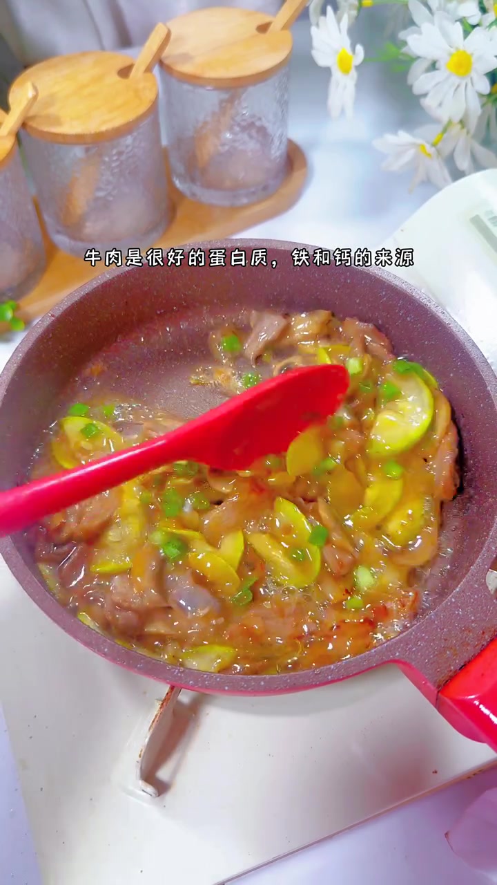 12m+宝宝辅食|西葫芦口蘑炒牛肉 平时可以多给孩子吃牛肉,搭配西葫芦,口蘑,鲜香软嫩
