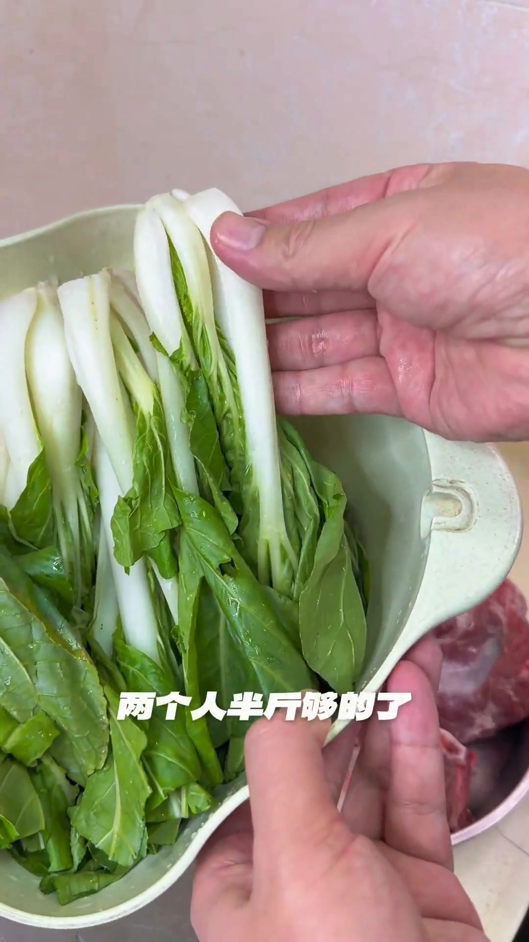 天冷喝一口靓汤真舒服！金银菜猪骨汤太鲜甜了～