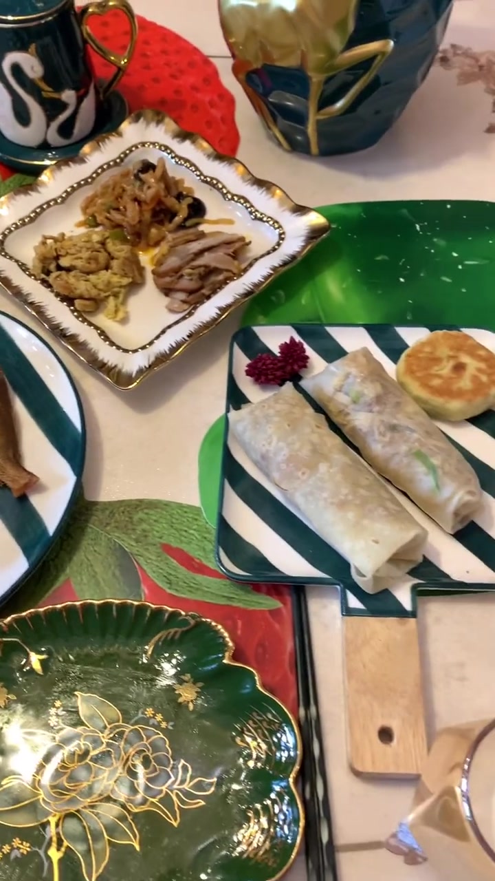 今日早餐卷饼、炸小晶鱼，味美卖相一般，早安！