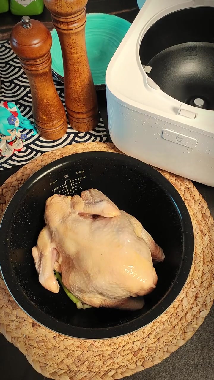 电饭锅白切鸡。答应我，学会这个方法，就不要再把白切鸡做的那么麻烦了
