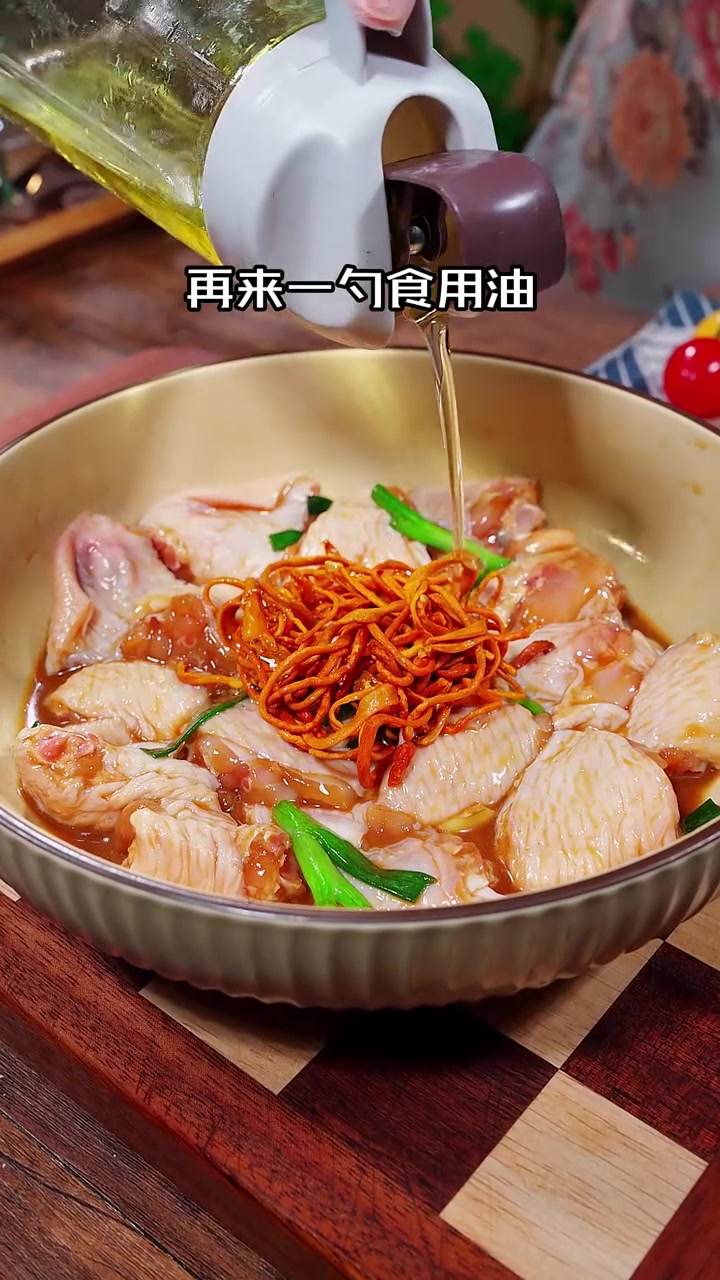  解锁土豆搭配鸡翅的神仙吃法鸡翅嫩滑爽口,还带着虫草花的香味,而土豆和胡萝卜则吸满了汤汁,