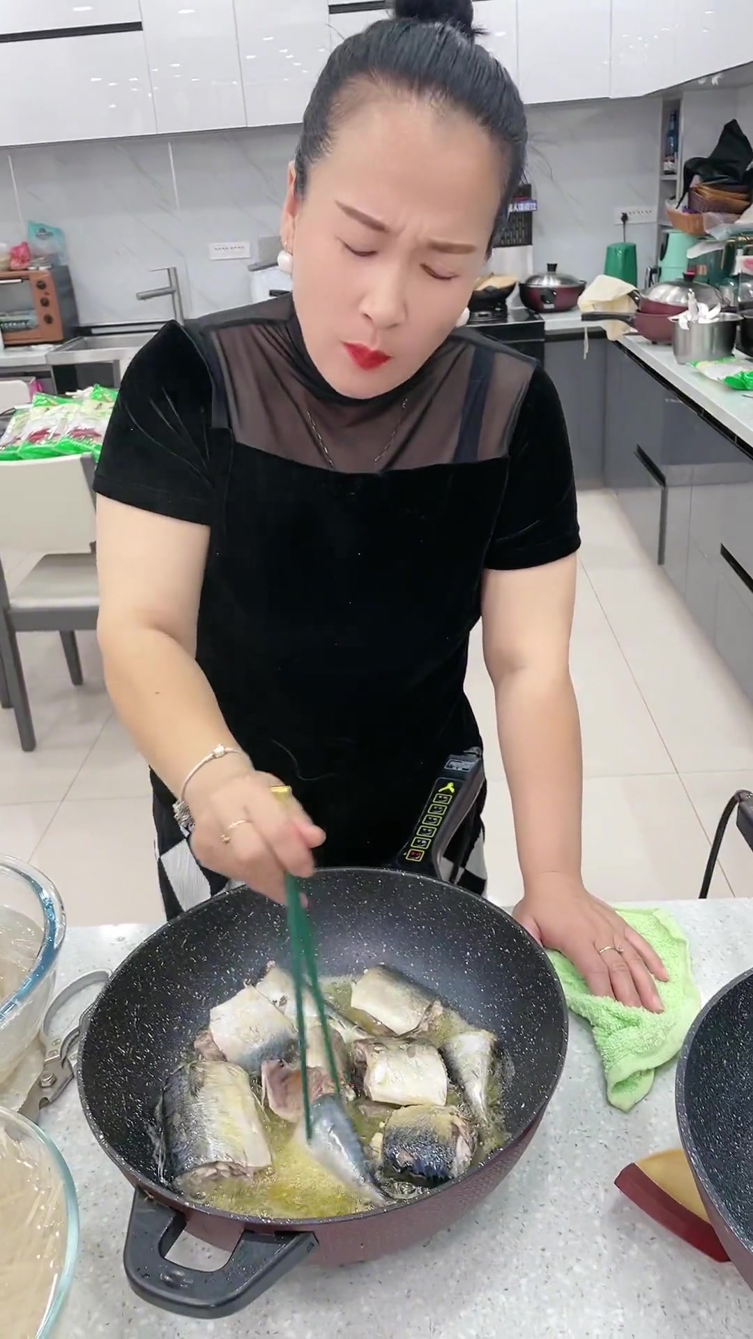 炖棒鱼啦！大鱼炖宽粉做法超好吃，快来看看！