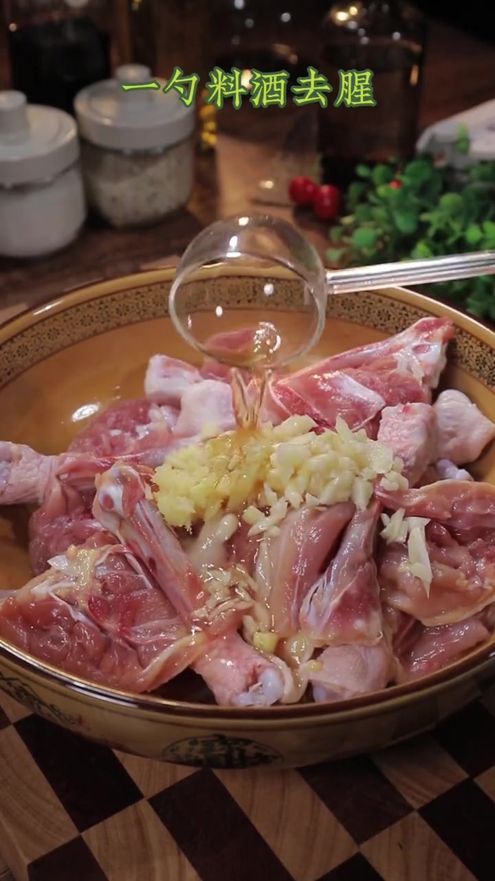 外面6块一个的炸鸡腿，自己在家做，外酥里嫩，孩子吃到停不下来