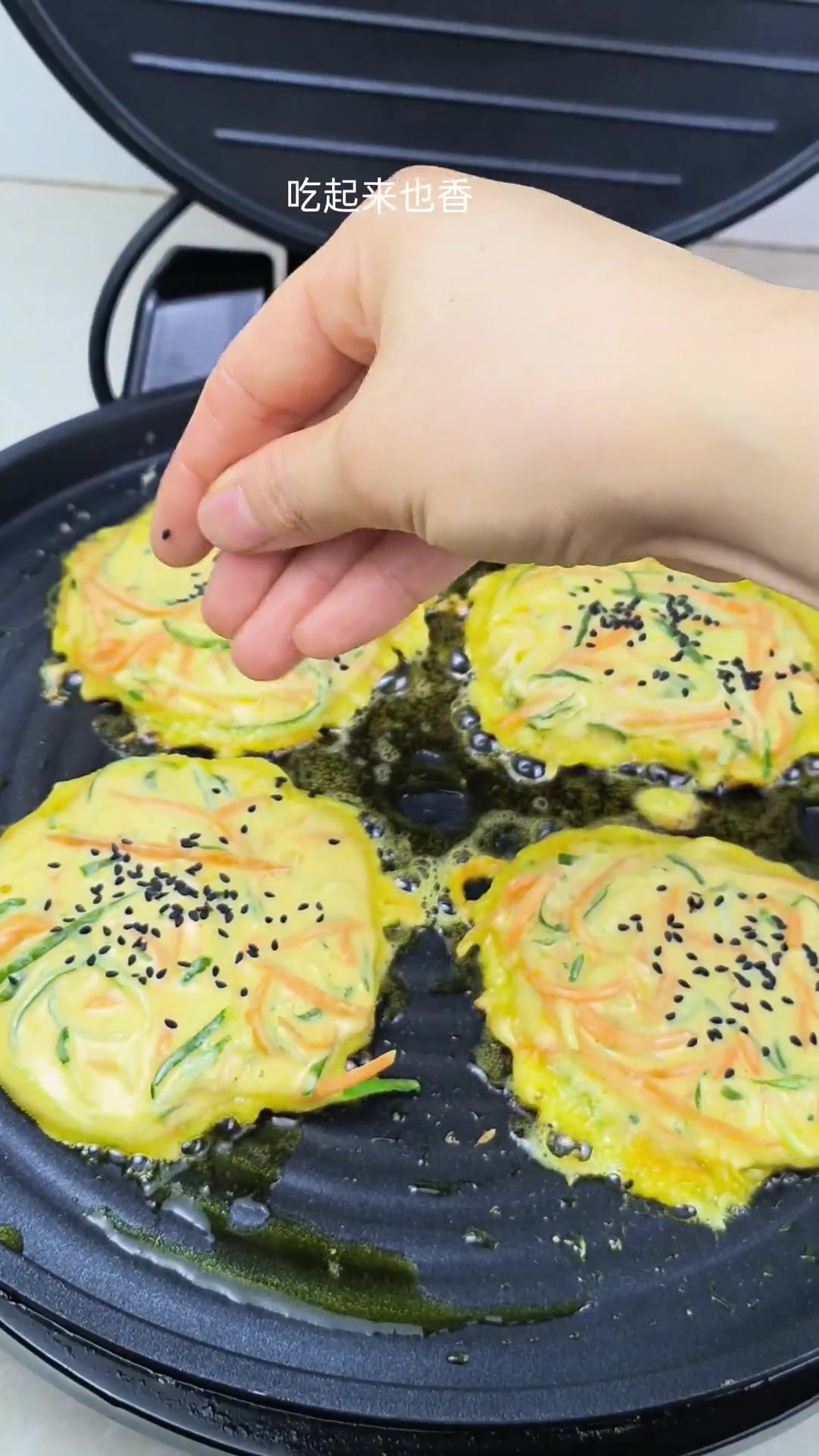 用不到十分钟,都能做出既好吃又营养的黄瓜蔬菜饼