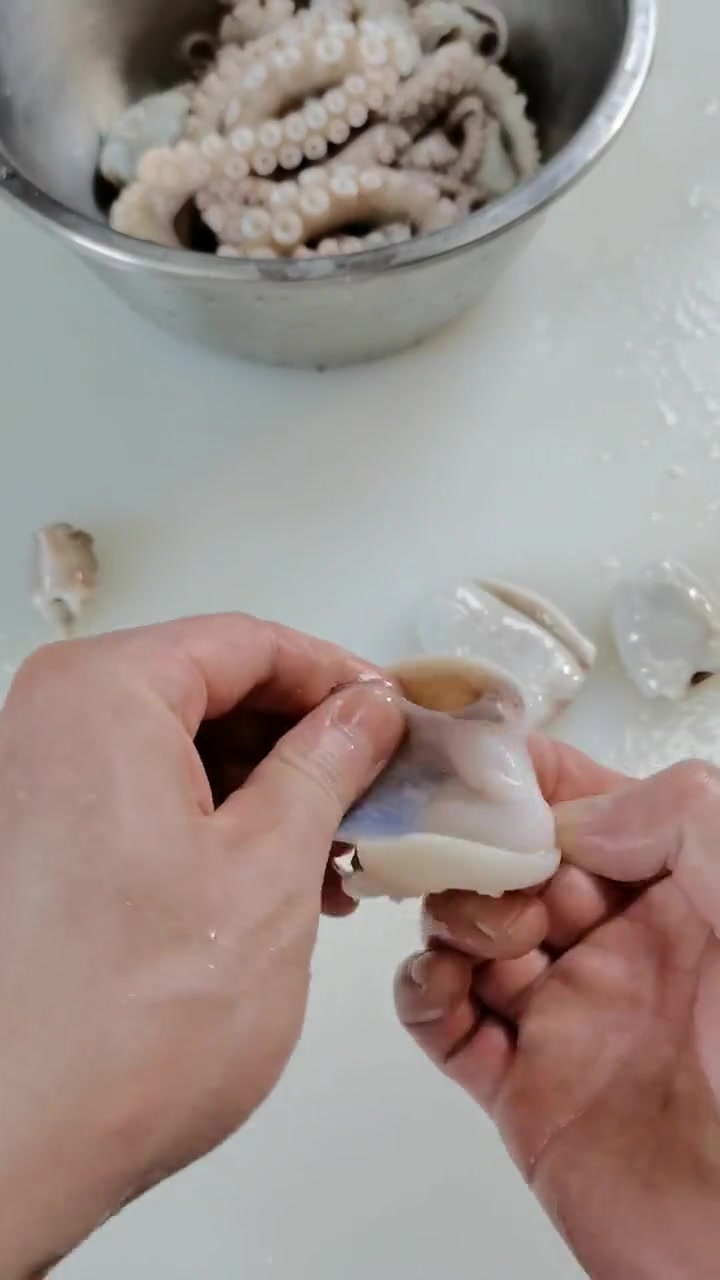 活八爪鱼刺身的做法，搭配上两种酱汁