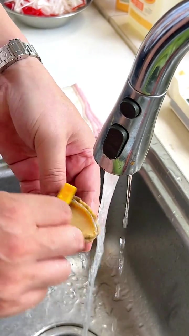 鲍鱼炒芦笋，饭店吃老贵了，今天教你自己在家怎么做！