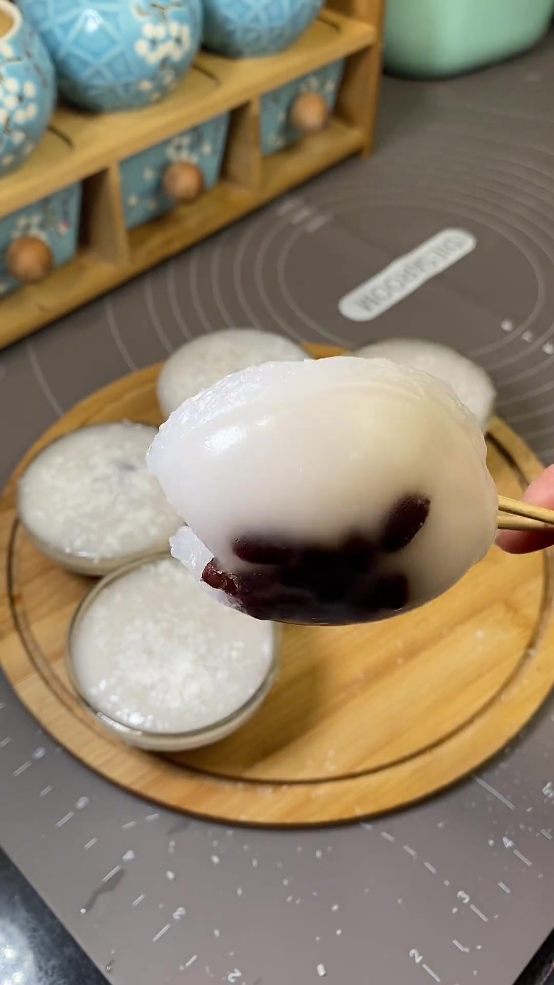 椰香红豆钵仔糕，甜甜的红豆加上椰子的清香，咬一口QQ弹弹的，喜欢吃钵仔糕的可以安排上了