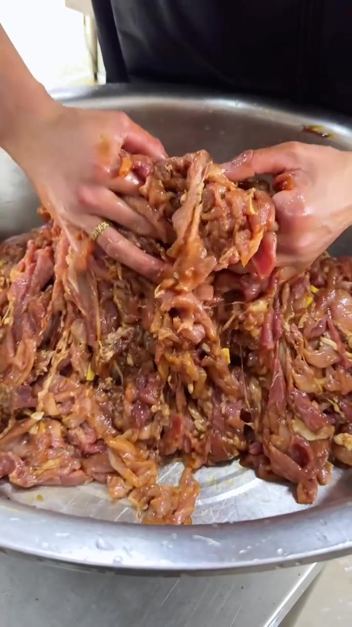 食堂大锅菜水煮肉片做法，麻辣鲜香，肉片滑嫩，做法技巧分享给大家