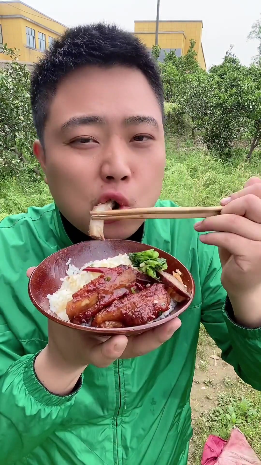 分享美味红烧肉做法:排骨焯水加红烧酱炖熟收汁