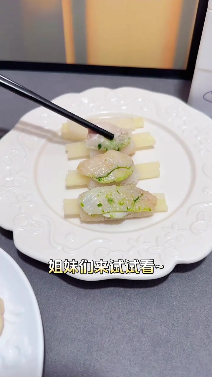 最近在，学会了大厨的拿手好菜竹荪椒麻鸡，这样做真的很好吃。跟着我一起，美味加倍！