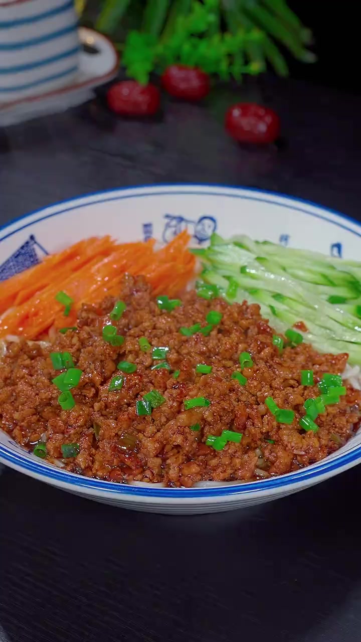以后要是想吃面条了，你就像我这样做个炸酱面，酱香浓郁简单又好吃