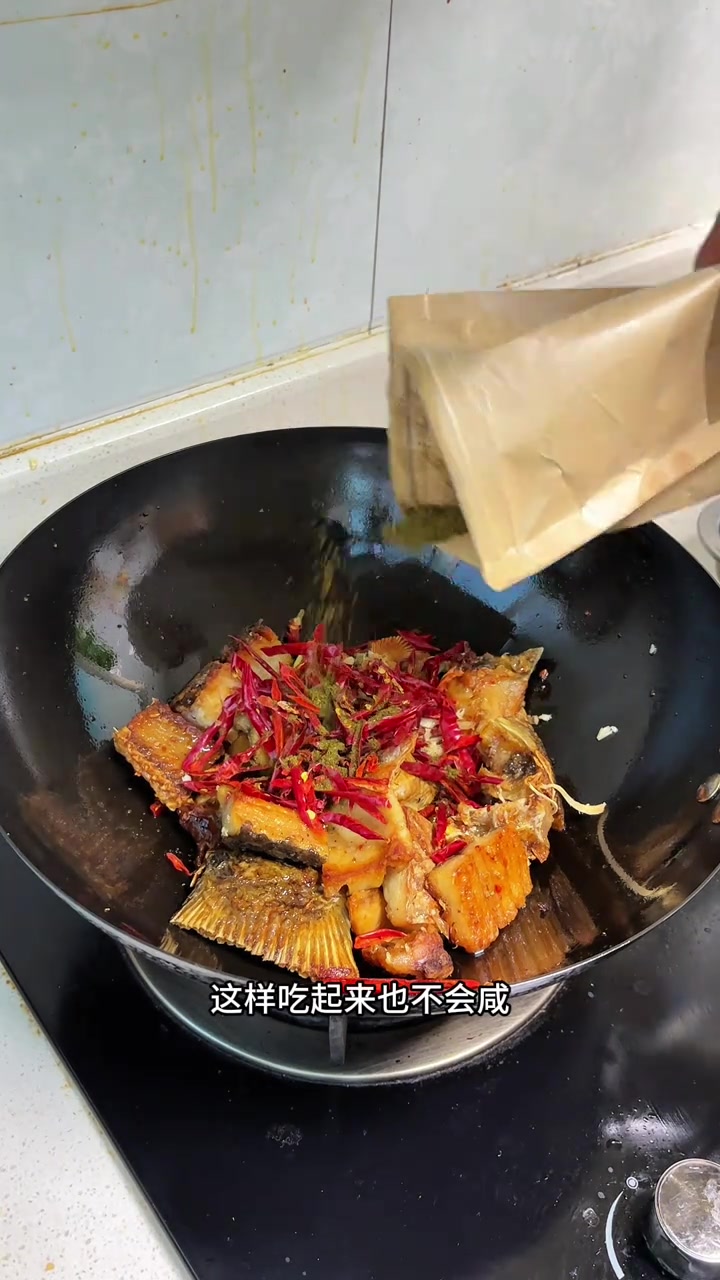 你们要的风干腊鱼吃法来喽，其实做起来真的很简单，不管怎么做都好吃，干香有嚼劲
