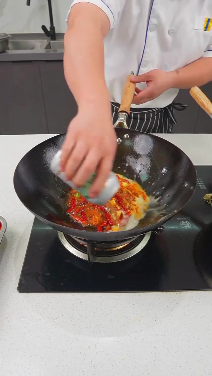 麻辣小龙虾自己在家做，简单美味根本吃不够