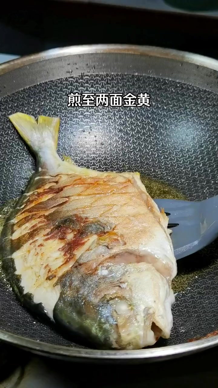香煎金鲳鱼，外酥里嫩，清香可口，好吃到骨头都不剩