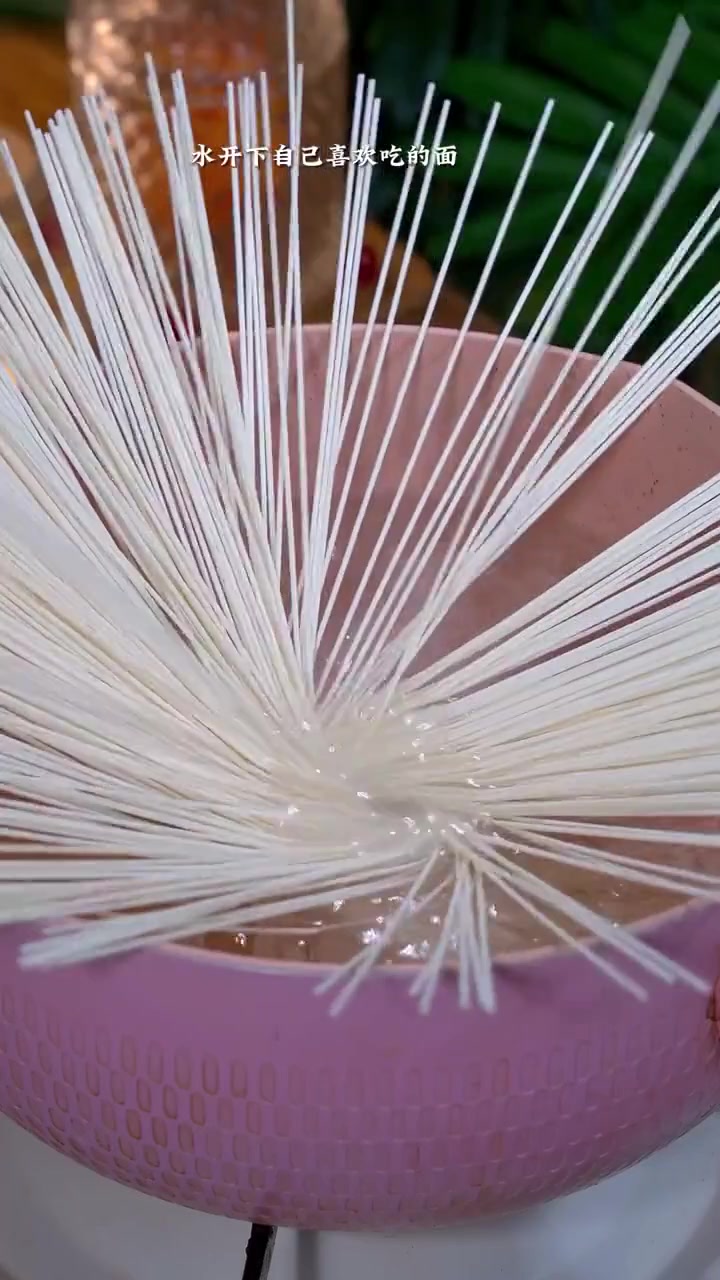 就这个肉沫拌面，我闺蜜打车80公里都要来我家吃上一碗，做的简单又好吃