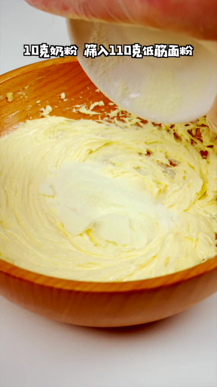 今天分享港式蛋挞的简单做法，外皮酥脆，内里嫩滑，而且一看就会