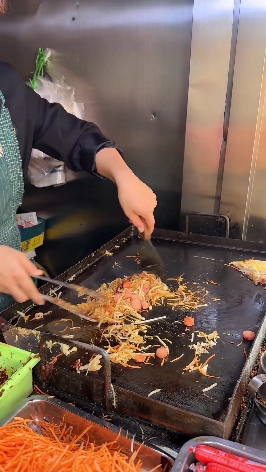 7块钱铁板饼夹菜份量足嘎嘎好吃还有我最喜欢的烟火气