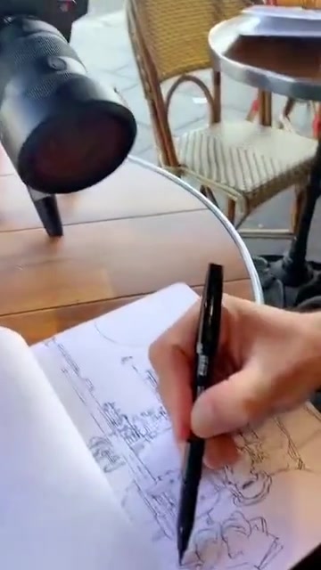 一边吃早餐一边画速写