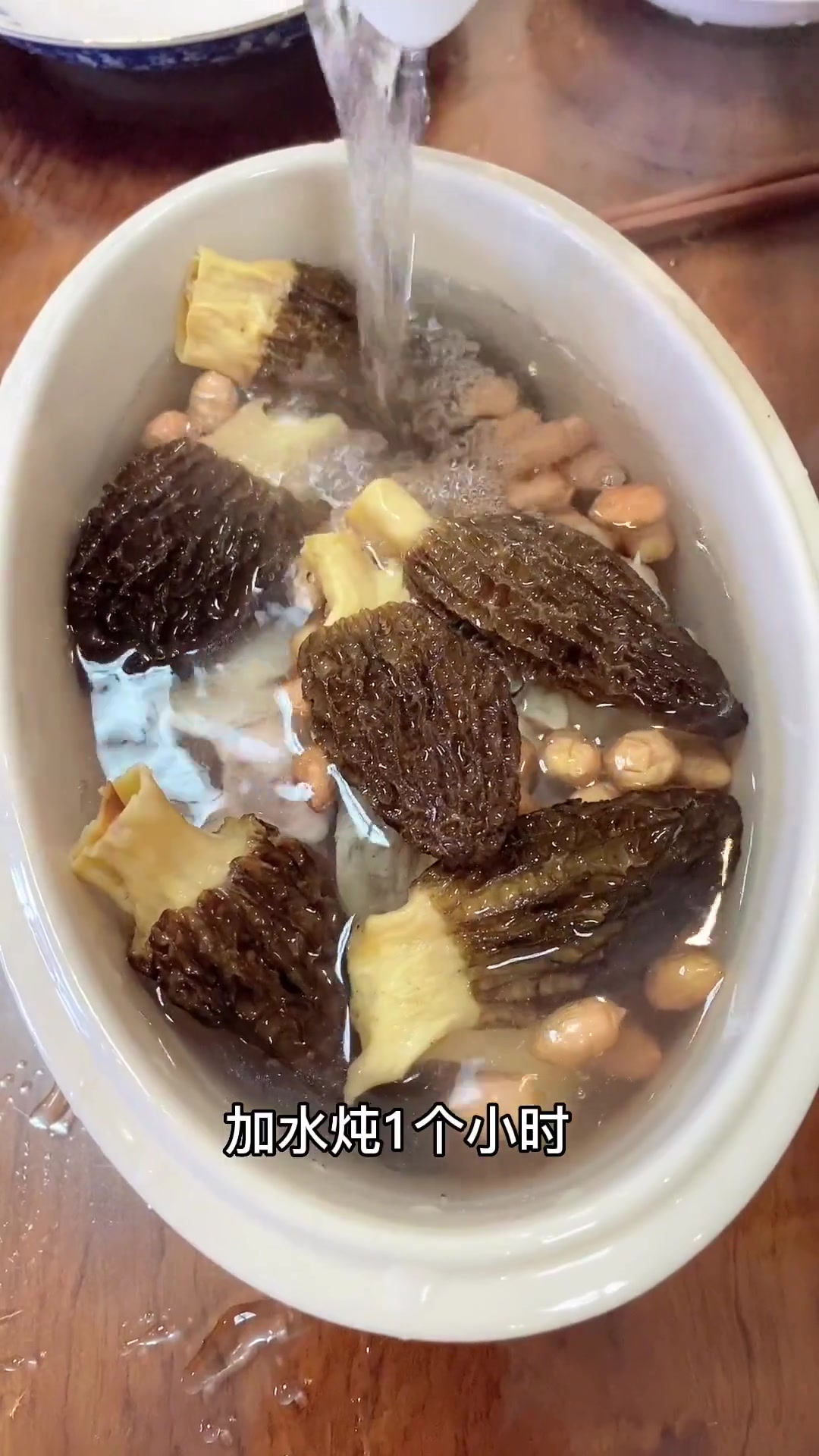 墨鱼干羊肚菌花生排骨汤,非常适合熬夜或者孕妈妈跟宝妈们喝,又鲜甜又美味