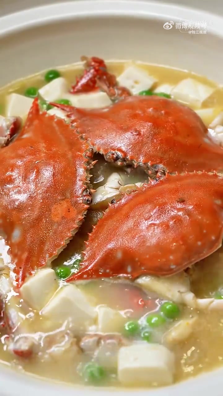 「冬天吃白蟹豆腐煲 鲜掉眉毛!「馋嘴」」天气转凉,白蟹脂丰膏肥,这时候浙江人的餐桌上,经常