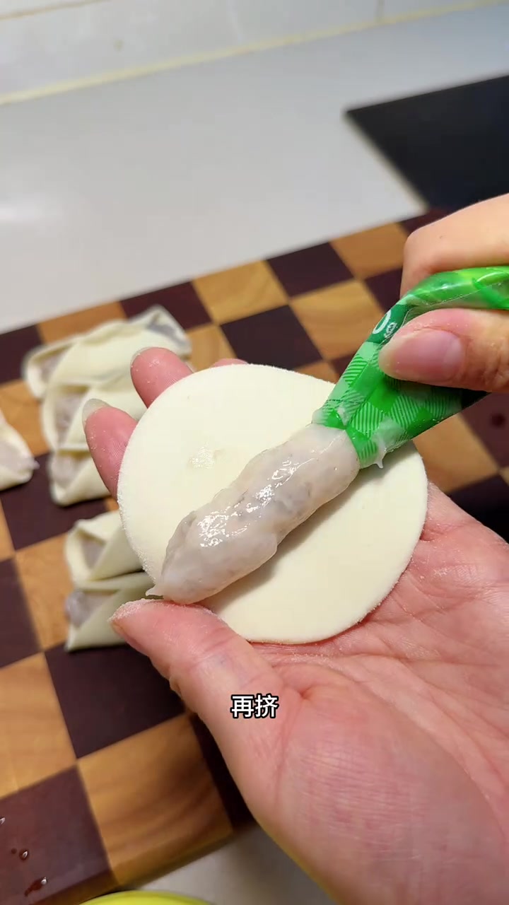 饺子皮虾滑锅贴,几分钟搞定。孩子超爱吃的脆皮锅贴。怎么吃都吃不够,做法还超简单