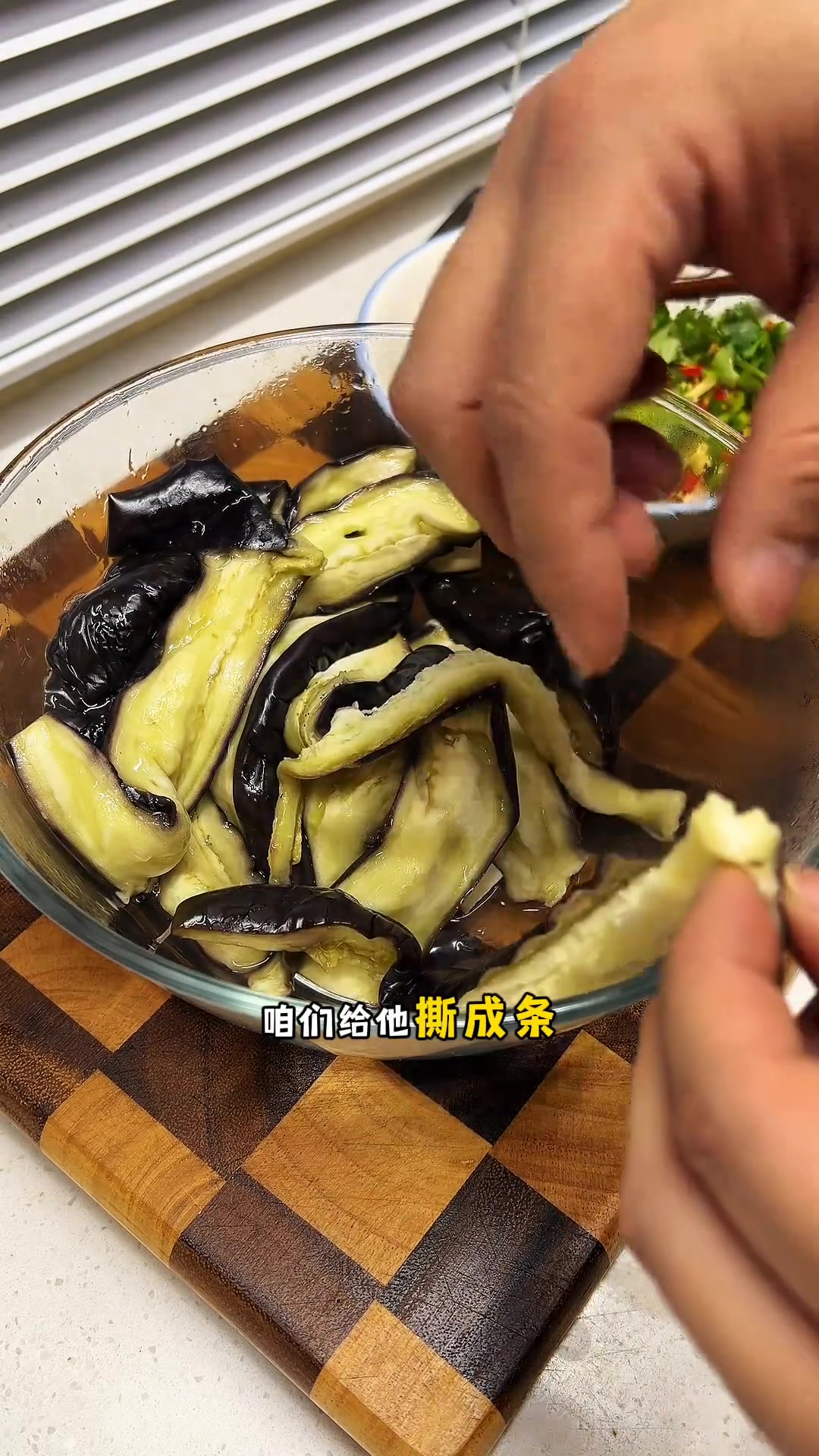 东北妈妈私藏茄子拌土豆，酱香浓郁5分钟搞定