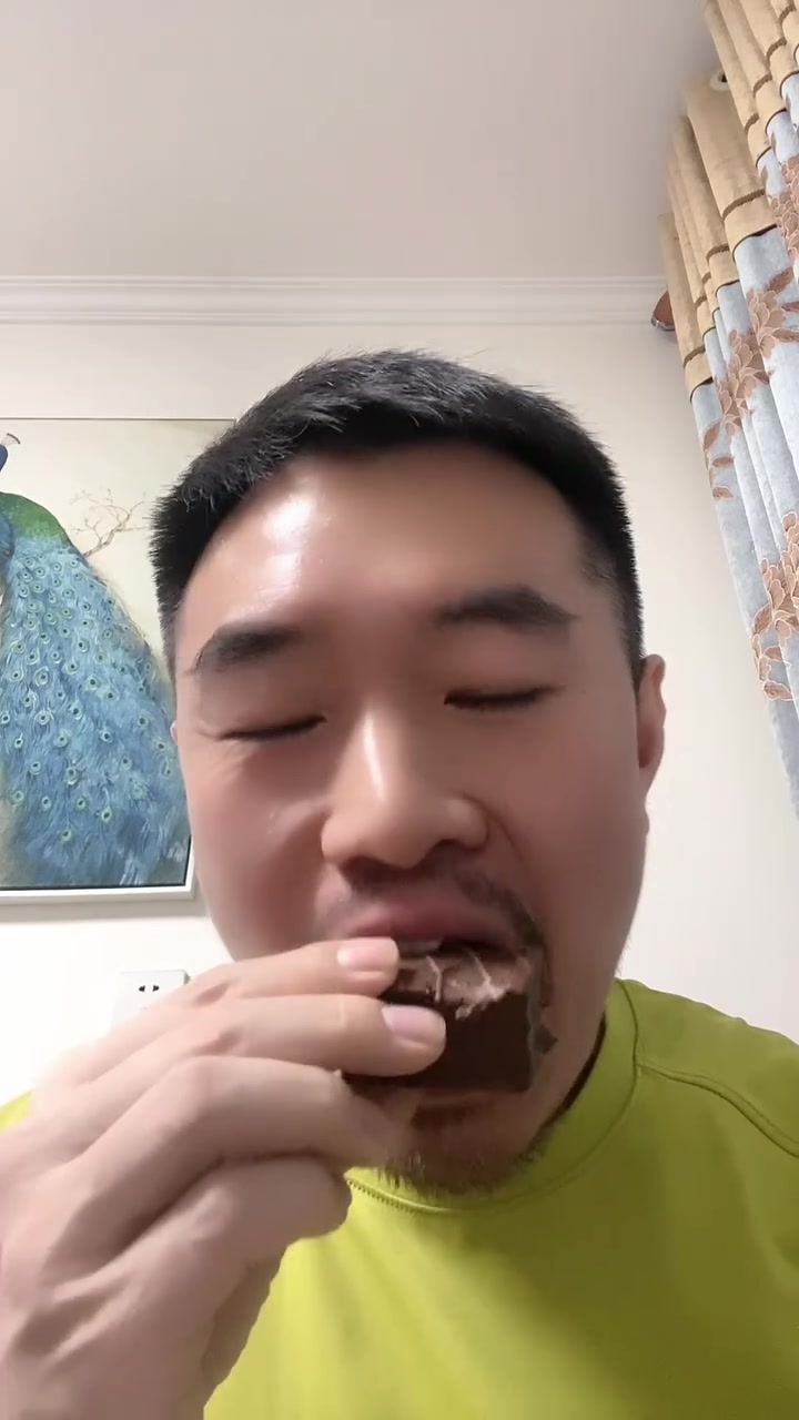 这个唇动的提拉米苏蛋糕不错，一口下去奶香奶香的，松软香甜又不腻，好吃到停不下来