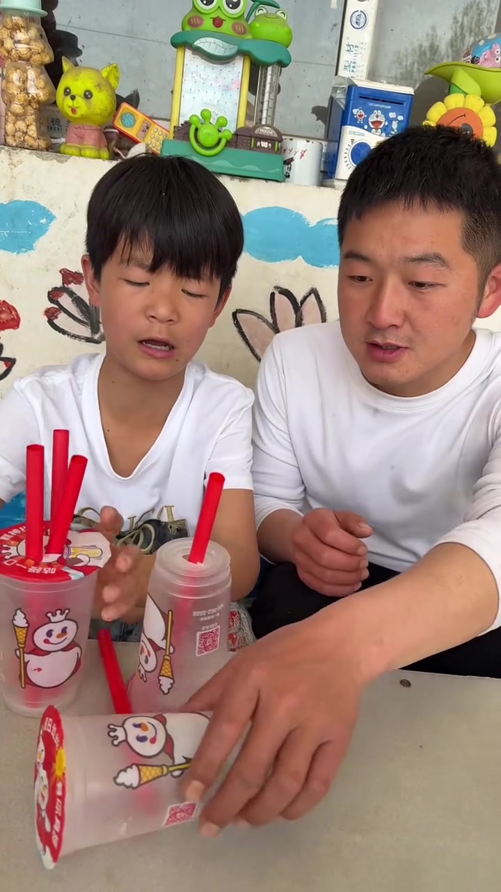 弟弟想喝奶茶，哥哥买奶茶回来的暖心瞬间！