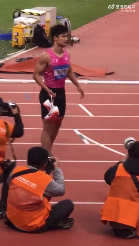 苏炳添举起跑鞋,苏神“挂靴”,但未来的田径领域依然能见到这位传奇