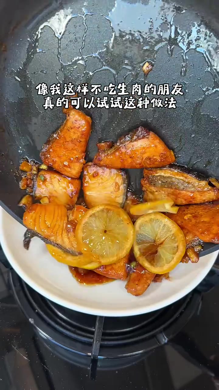 都去做这个柠檬干煎三文鱼！鲜嫩的鱼肉裹着清新浓郁的酱汁，味道绝了！柠檬三文鱼 香煎三文鱼 