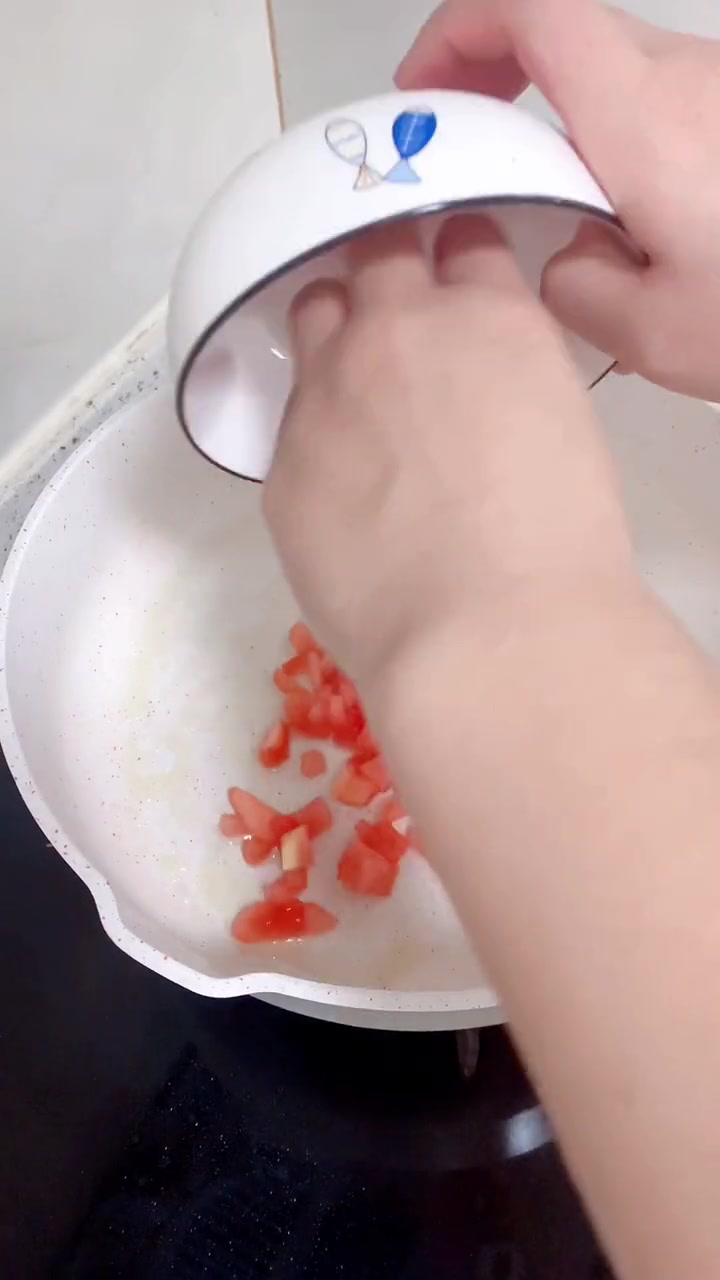 今天来个番茄鸡蛋汤，没想到被团团当蘸料喝了