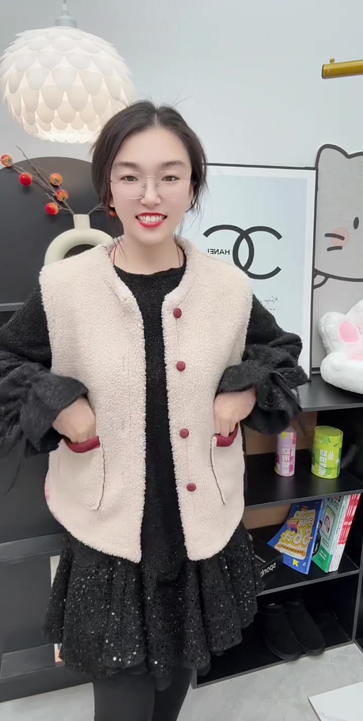 亲子款皮毛一体羊羔绒马甲,上身真的暖和又好看