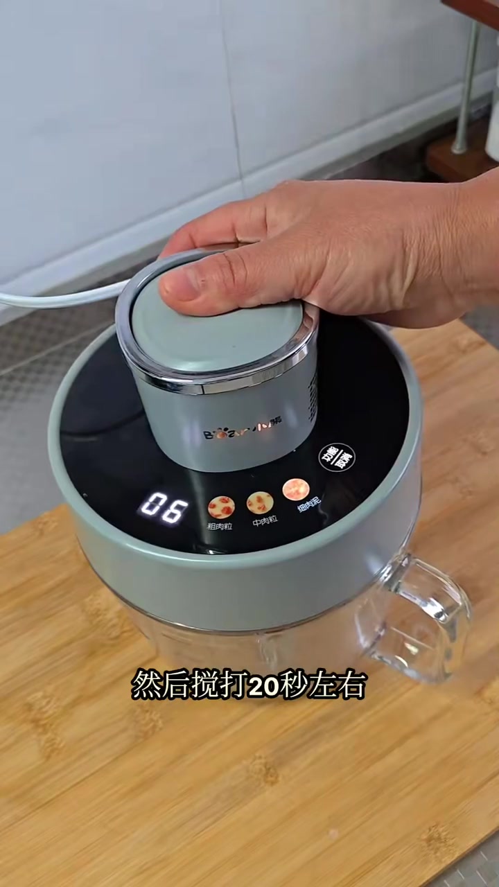 跟着做的鸡胸肉丸子，第一次做就成功了，没有任何添加，QQ弹弹的