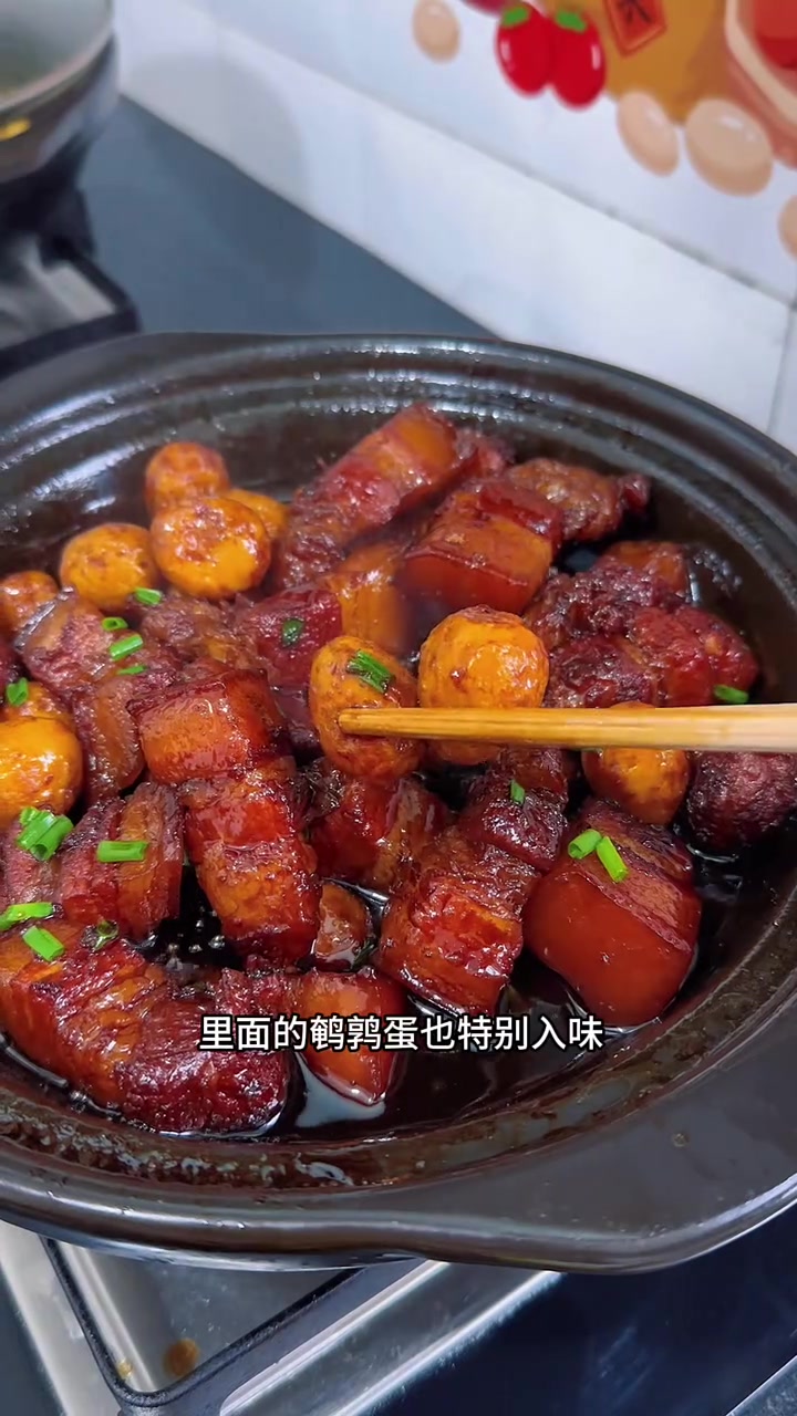巨巨巨香的鹌鹑蛋红烧肉来啦,烹饪过程包括食材处理、煎炒、炖煮等步骤,最后撒上葱花,成品美味