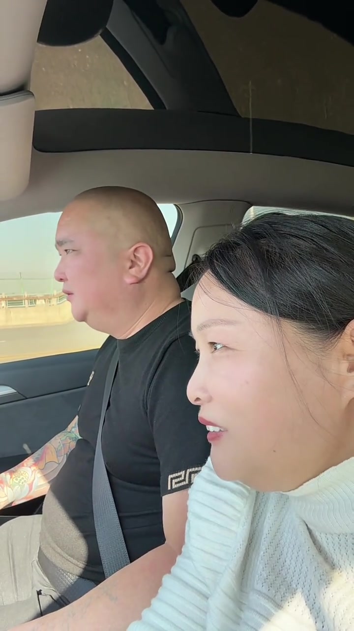 老腊肉不听话，要是听话给他买辆好车、买栋别墅、再转给他个三五百万，都不是事，姐有的是钱，花