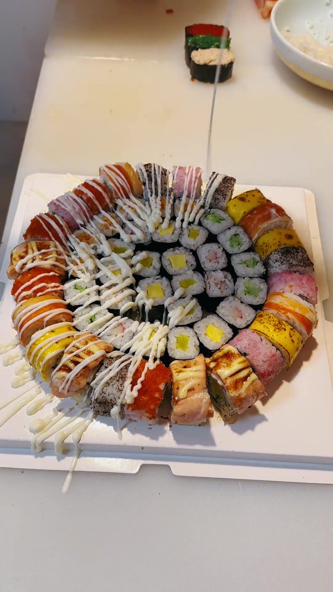 你们要的寿司蛋糕摆盘来了