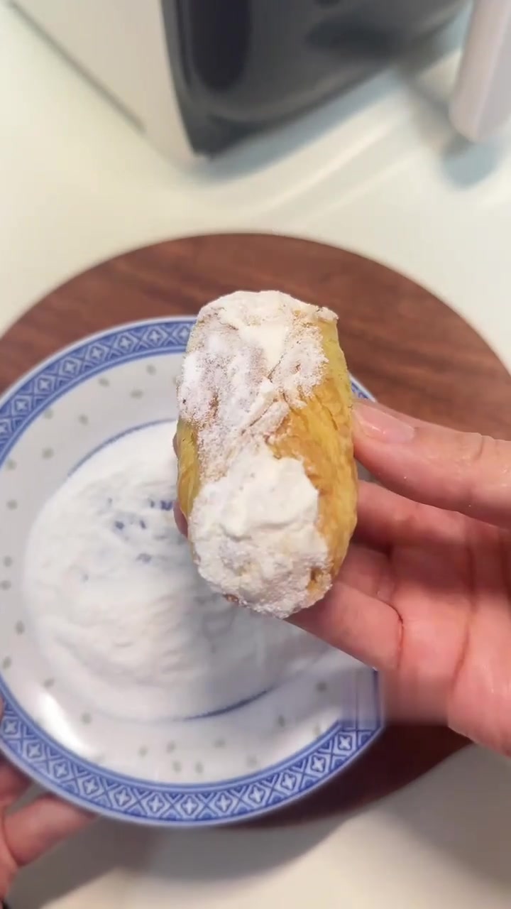 吃不完的蛋挞皮搭配固体杨枝甘露。外皮酥脆内里椰香芒果香柚子香搭配爆爆珠简直了！
