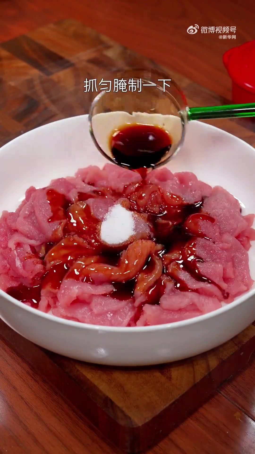 天气冷了不知道做什么热菜，可以试试这道番茄滑肉片，开胃还暖胃，戳视频↓学起来吧。降温后餐桌