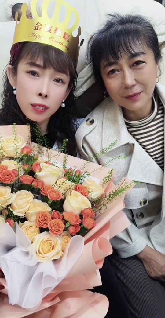 感谢我的兄弟姐妹们陪我度过最快乐的生日,也谢谢我的小棉袄为妈妈订做的鲜花和蛋糕,妈妈永远爱