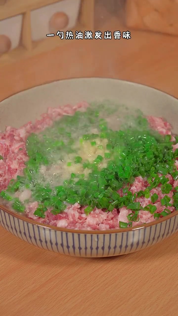 芹菜猪肉馅饺子的家常做法，鲜嫩多汁，特别好吃